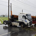 煞不住！台19砂石車「打水漂」猛撞分隔島 車頭反折畫面曝