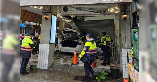 高雄驚悚車禍！轎車失控猛撞咖啡廳 店門炸裂4人擦傷送醫