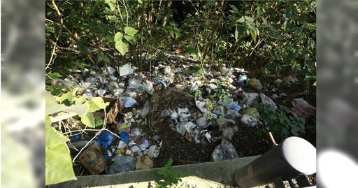 苗栗產業道路成垃圾場！男子倒廢棄物遭監視器直擊 警環聯手逮人