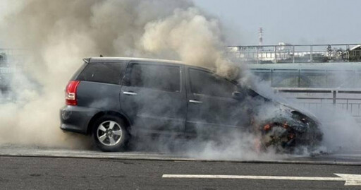 台南永安橋火燒車！休旅車等紅燈「猛竄火煙」 越籍駕駛驚逃保命