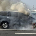 台南永安橋火燒車！休旅車等紅燈「猛竄火煙」 越籍駕駛驚逃保命