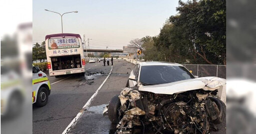 驚險瞬間！彰化大度橋5車連撞BMW轎車撞毀慘烈 駕駛輕傷送醫