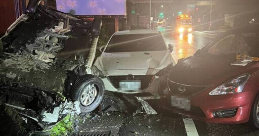 宜蘭縣五結2車猛撞！ 翻覆再波及3車兩駕駛受傷送醫