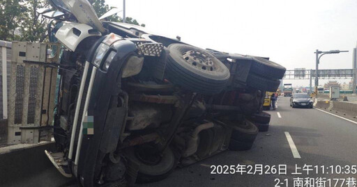 高雄港區國道貨櫃車閃避不及橫躺路邊 北向車流大回堵