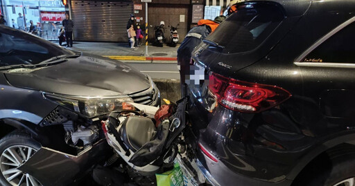 快訊／北市內湖2轎車擦撞機車！騎士慘成夾心餅 疑小腿骨折送醫