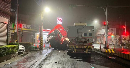 為拿水喝！桃園曳引車失控衝分隔島 擊落路燈再撞毀號誌箱