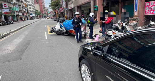 新北婦騎車載滿回收遭撞飛 警到場竟發現「雙方都無照」