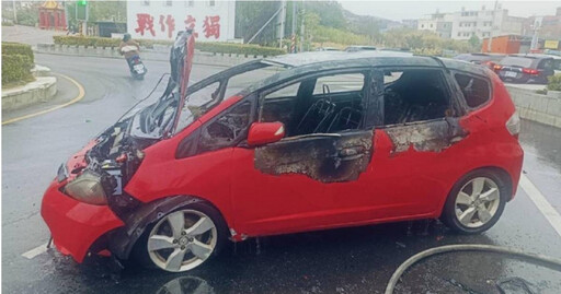 金門火燒車！轎車詭撞八達樓子圓環竄火 路人急拉駕駛躲劫