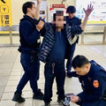 新北男褲插鋸子搭捷運慘了 乘客嚇壞報警慘吞罰單