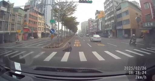 高雄身障男來不及爬過大馬路！駕駛暖心停車護送 驚險畫面曝