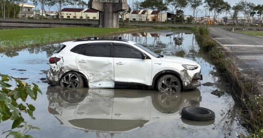 宜蘭驚悚車禍！轎車被撞噴飛田中央 路人笑稱「停車技術滿分」