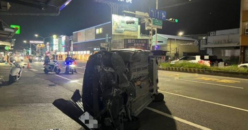 飄移又蛇行！台南轎車猛撞分隔道側翻 害2人受傷急送醫