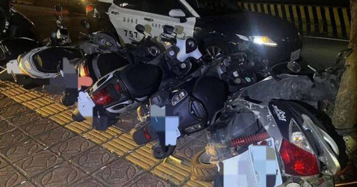 搞破壞！台中婦暴走竟「沿路推倒27機車」 遭警強制送醫