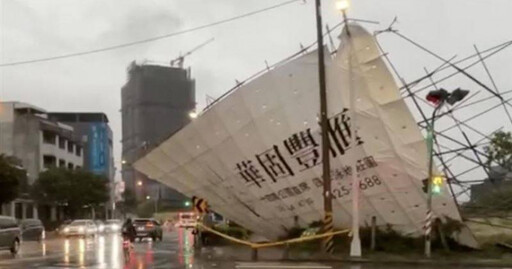 台中狂風暴雨吹垮建案招牌 騎士不幸被砸送醫治療