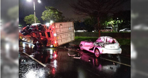 基隆傳嚴重車禍！貨櫃車失控翻覆 5車當場被壓成肉餅