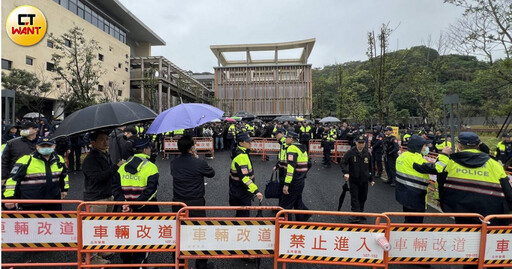 竹聯幫主么么告別式！政商名流雲集 北市警400人力到場維護治安