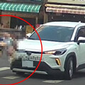 高雄離譜車禍驚悚畫面曝光！男左轉撞飛行人 網友怒譙「三寶駕駛」