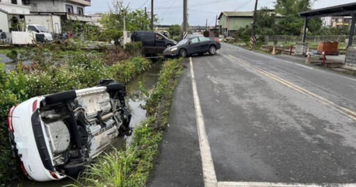 宜蘭嚴重車禍！ 自撞電桿翻車掉水溝 駕駛受傷送醫