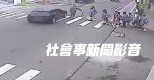 屏東駕駛無視學童過馬路！輕踩煞車後猛衝 導護老師驚險攔下