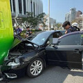 高雄女駕駛失控暴衝！直直插入遊覽車屁股 車主買便當回來驚呆