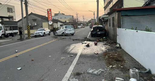 失控猛撞路旁轎車+花圃！3人丟車落跑 民眾怒PO網：有本事承擔