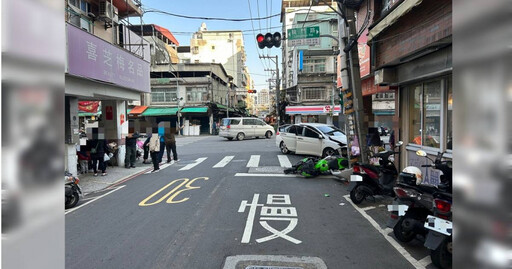 三重嚴重車禍！重機高速撞上左轉車 騎士噴飛好幾尺送醫