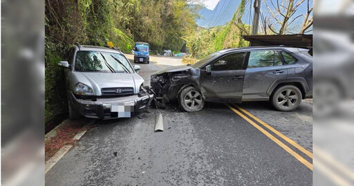 台8線驚險對撞！2車擋雙線道 駕駛平安脫困、警方出動吊車搶通