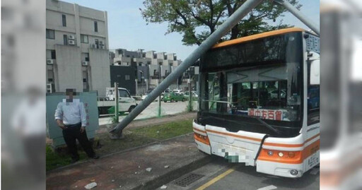 靠站撞柱！台中公車擊落路桿「45度傾倒」 騎士急閃慘摔車