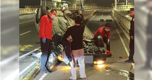 嘉義轎車自撞分隔島！車輛「烏龜翻」慘況曝 駕駛濺血送醫