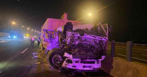 國道驚魂！故障大貨車遭追撞 車頭全毀、灑滿塑膠粉與垃圾