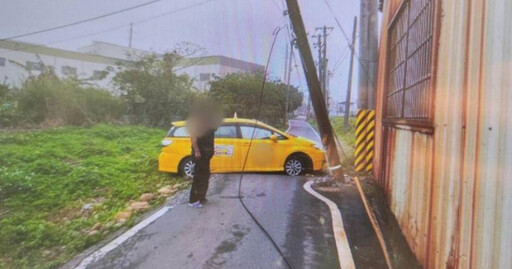 桃園爆自撞！計程車擊落電桿斷裂傾倒 台電急派員搶修復電