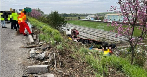 國1嘉義鹿草段事故！聯結車碰撞轎車衝墜坡 2車8輪朝天慘況曝