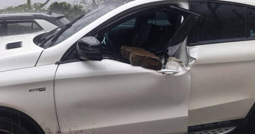 雷雨襲台！ 中橫公路轎車衰遭「巨石重擊」 男駕駛左臂濺血送醫