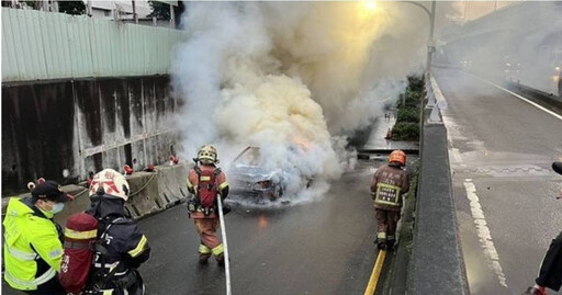 清晨五股火燒車！69歲計程車司機脫困無傷 酒側數值驚人慘了