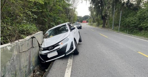 你累了嗎！金門租賃車猛撞矮牆「卡溝渠」 駕駛精神不濟惹禍