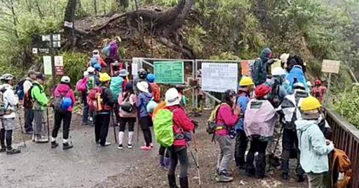 硬闖北港溪峽谷！90人登山團「冒雨爬杆」 民眾賞景自負安全