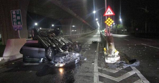 台中驚悚車禍！男駕車高速撞分隔島 翻覆重傷一度無生命跡象