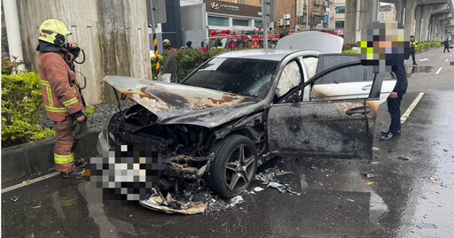 新莊火燒車！ 全車遭惡火吞噬慘成廢鐵