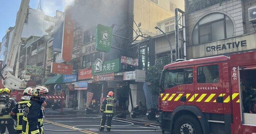 台中豐原4樓民宅驚傳大火！濃煙密布影響商家 消防緊急馳援撲滅