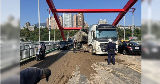 關渡橋砂石車閃鬼切車輛釀禍 泥漿撒滿地慘況曝光