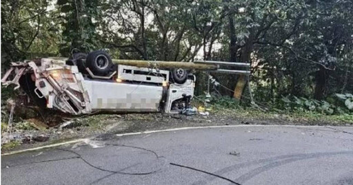 天母垃圾車翻車！ 漏油、冒煙還撞斷電線桿幸無傷亡