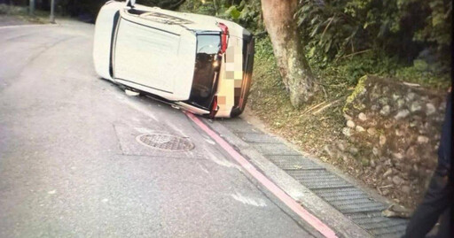 7旬老翁駕車自撞文大後山壁！ 整車翻覆幸無傷