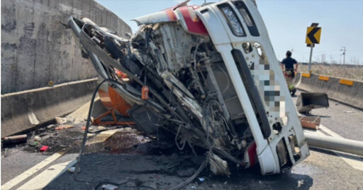 台84匝道死亡車禍！水泥預拌車過彎翻覆重摔至平面道路 駕駛卡車內亡