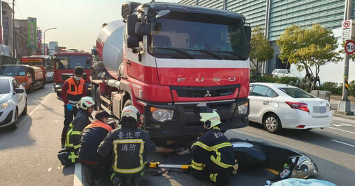 快訊／北市南港水泥預拌車撞騎士 男被捲車底無生命跡象