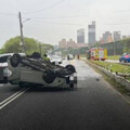 吃飯遇劫！新莊母載兒駕車詭撞分隔島 「倒頭栽」滑行畫面曝