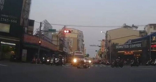 停讓救護車挨撞!女騎士「閃不過」猛撞前車慘噴 救護員急包紮