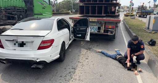 車手取款被抓！監控手駕賓士慌逃再追撞1車 警跳車頂破窗活逮