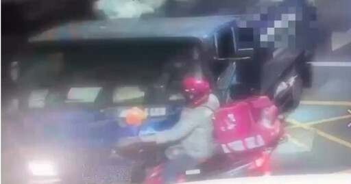 北市回收車撞機車! 騎士卡車底慘哀號
