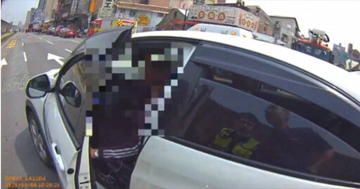 清茶館火災扯出案外案！毒蟲駕車恍神撞交管警 當場搜出喪屍菸彈