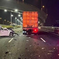 台74大貨車遭賓士擊落！計程車2度猛撞遭「削頂」 釀2傷送醫
